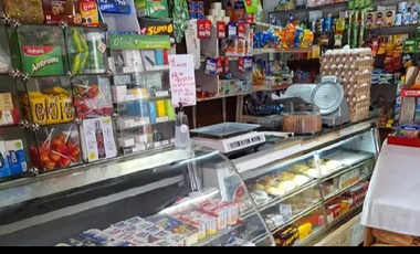 Se vende derecho de llave de Minimarket de 35 metros,  en Toesca, con más de una década en la Comuna de Santiago sector Barrio Universitario, listo para entrar a trabajar

Por estar a nivel calle, es de gran atractivo económico por que hay un alto tránsito vehicular y peatonal.

 El local cuenta con patente comercial, permisos de Seremi y documentación actualizada.

EQUIPAMIENTO 
Vissicules, estantes metálicos, Mercaderías, clientes consolidados.
Traspaso 19.000.000
Arriendo 1.250.000

💸Excelente oportunidad de negocio.
📞AGENDA TU VISITA
