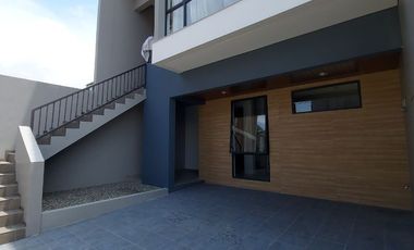 RUMAH MODEREN DAN ASRI MINIMALIS MEWAH DI SETRADUTA SARIJADI, BANDUNG UTARA