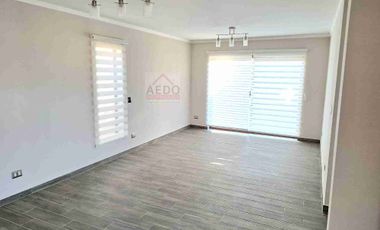 Se Arrienda Hermosa y NUEVA Casa Aislada de dos pisos, exclusivo sector, altura paradero 14, comuna de La Cruz.