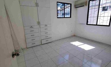 Miraflores : en alquiler impecable departamento/oficina de 2 habitaciones y amplia sala comedor , con parqueo puerta electrica