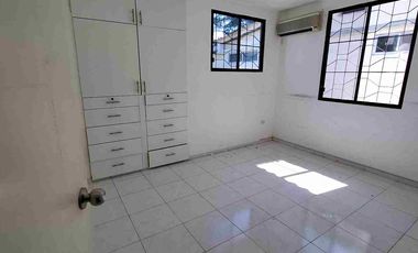 Miraflores : en alquiler impecable departamento/oficina de 2 habitaciones y amplia sala comedor , con parqueo puerta electrica