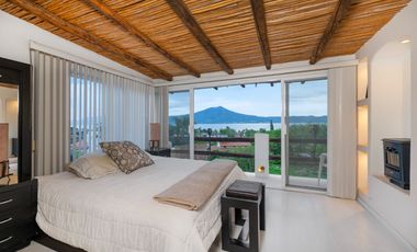 Preciosas vistas al lago y Montaña desde esta hermosa casa!
