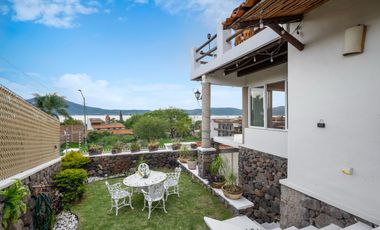 Preciosas vistas al lago y Montaña desde esta hermosa casa!