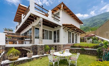 Preciosas vistas al lago y Montaña desde esta hermosa casa!