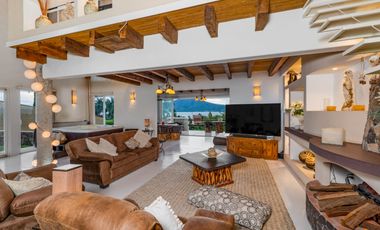 Preciosas vistas al lago y Montaña desde esta hermosa casa!