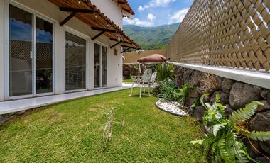 Preciosas vistas al lago y Montaña desde esta hermosa casa!