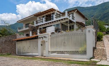 Preciosas vistas al lago y Montaña desde esta hermosa casa!