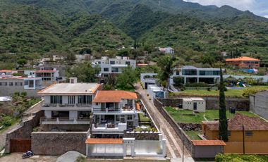 Preciosas vistas al lago y Montaña desde esta hermosa casa!