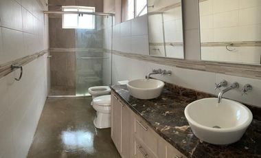 Casa en venta en Samborondón con piscina Km1
