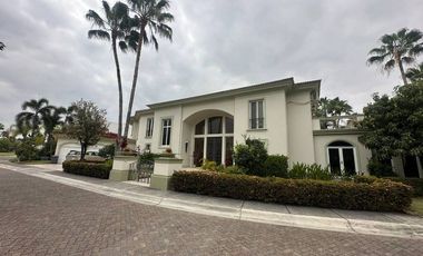 Se vende mansión en Lago Sol, vía Samborondón