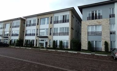 Departamento en venta en Via a Samborondón frente al Rio