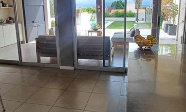 VENTA HERMOSA CASA TRES CERRITOS CON PILETA