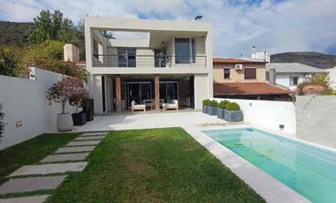VENTA HERMOSA CASA TRES CERRITOS CON PILETA