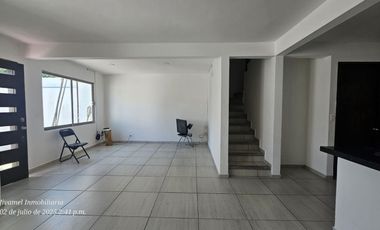 Venta de casa sola con alberc en Centro de Jiutepec, Morelos.