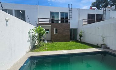 Venta de casa sola con alberc en Centro de Jiutepec, Morelos.
