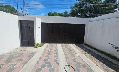 Venta de casa sola con alberc en Centro de Jiutepec, Morelos.
