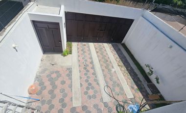 Venta de casa sola con alberc en Centro de Jiutepec, Morelos.