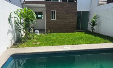 Venta de casa sola con alberc en Centro de Jiutepec, Morelos.