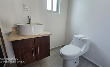 Venta de casa sola con alberc en Centro de Jiutepec, Morelos.