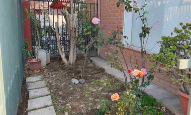 Casa de 4 dormitorios y 3 baños en Altos de Quilicura. Calle Santo Tomás.