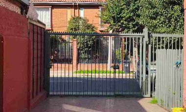 Casa de 4 dormitorios y 3 baños en Altos de Quilicura. Calle Santo Tomás.