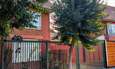 Casa de 4 dormitorios y 3 baños en Altos de Quilicura. Calle Santo Tomás.