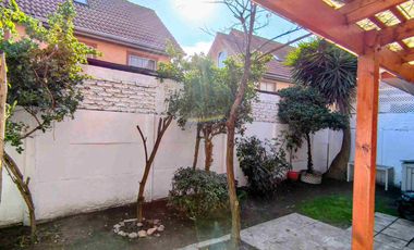 Casa de 4 dormitorios y 3 baños en Altos de Quilicura. Calle Santo Tomás.