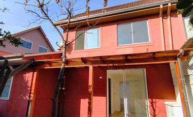Casa de 4 dormitorios y 3 baños en Altos de Quilicura. Calle Santo Tomás.