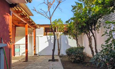 Casa de 4 dormitorios y 3 baños en Altos de Quilicura. Calle Santo Tomás.