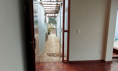 Alquilo dpto 3 dormitorios c/u con baño privado.