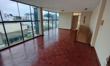 Alquilo dpto 3 dormitorios c/u con baño privado.