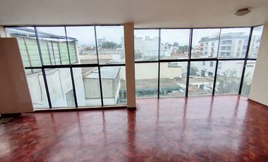 Alquilo dpto 3 dormitorios c/u con baño privado.