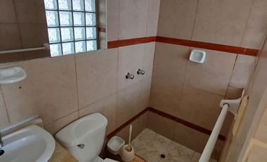 Alquilo dpto 3 dormitorios c/u con baño privado.