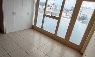 Alquilo dpto 3 dormitorios c/u con baño privado.