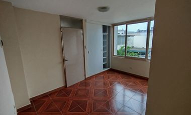 Alquilo dpto 3 dormitorios c/u con baño privado.