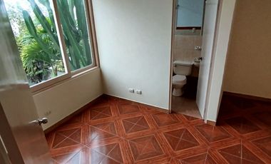 Alquilo dpto 3 dormitorios c/u con baño privado.