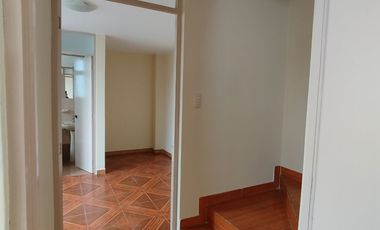 Alquilo dpto 3 dormitorios c/u con baño privado.