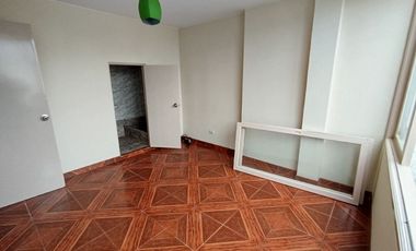 Alquilo dpto 3 dormitorios c/u con baño privado.