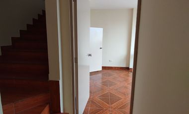 Alquilo dpto 3 dormitorios c/u con baño privado.