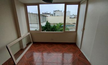 Alquilo dpto 3 dormitorios c/u con baño privado.