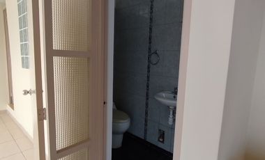 Alquilo dpto 3 dormitorios c/u con baño privado.