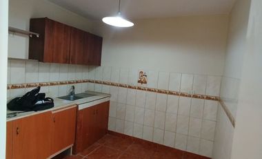 Alquilo dpto 3 dormitorios c/u con baño privado.