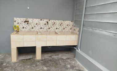 Alquilo dpto 3 dormitorios c/u con baño privado.