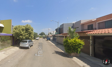 Casa ubicada en Ciudad Guzmán, Jalisco México. Con 3 recamaras y 171m2. A unos minutos del estadio Olímpico.
