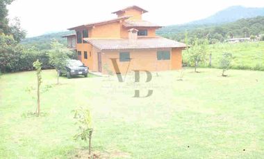 Renta de casa nueva con amplio jardín