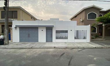 Venta de casa de una planta  Urbanización Puerto Azul vía a la costa