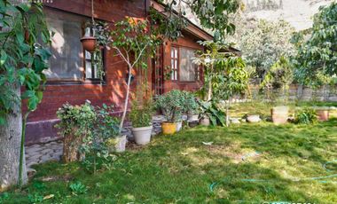 Casa de campo con jardín, chimenea y jacuzzi en Chaclacayo