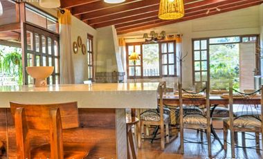 Casa de campo con jardín, chimenea y jacuzzi en Chaclacayo