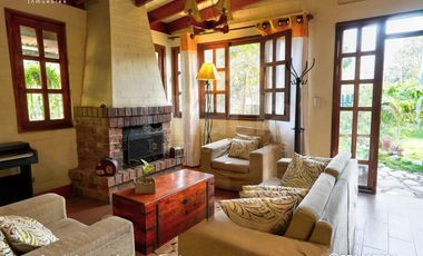 Casa de campo con jardín, chimenea y jacuzzi en Chaclacayo