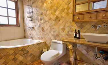 Casa de campo con jardín, chimenea y jacuzzi en Chaclacayo